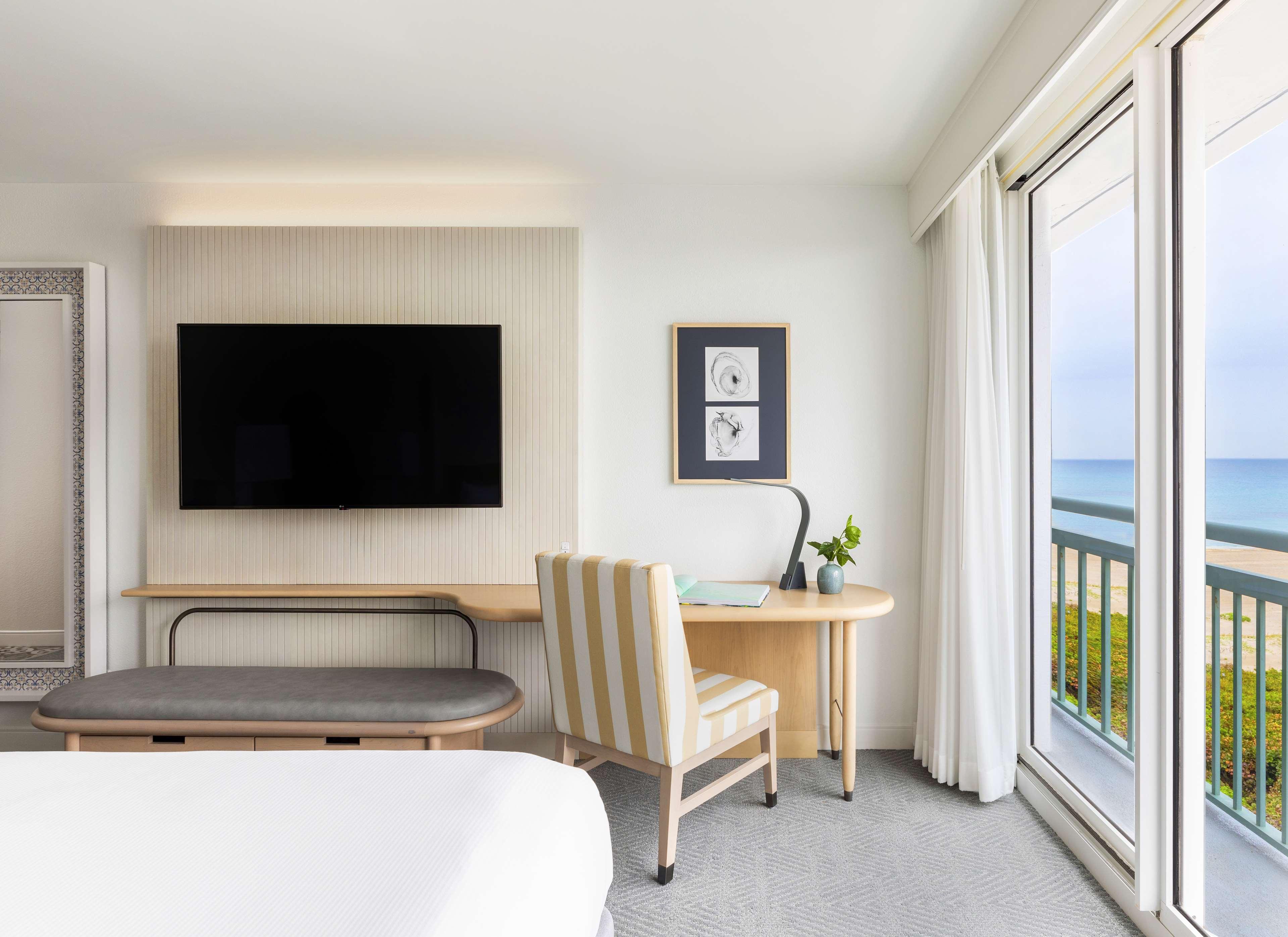 The Singer Oceanfront Resort, Curio Collection By Hilton Riviera Beach Exterior foto