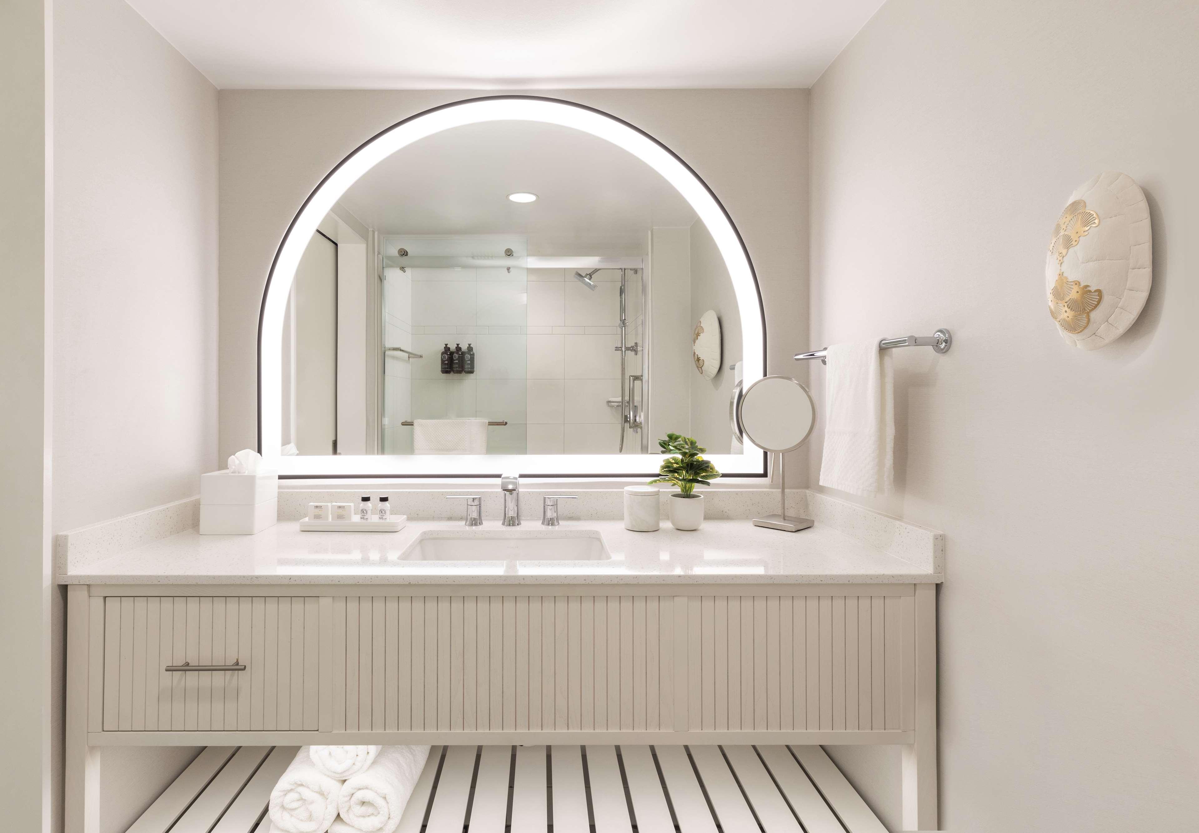 The Singer Oceanfront Resort, Curio Collection By Hilton Riviera Beach Exterior foto