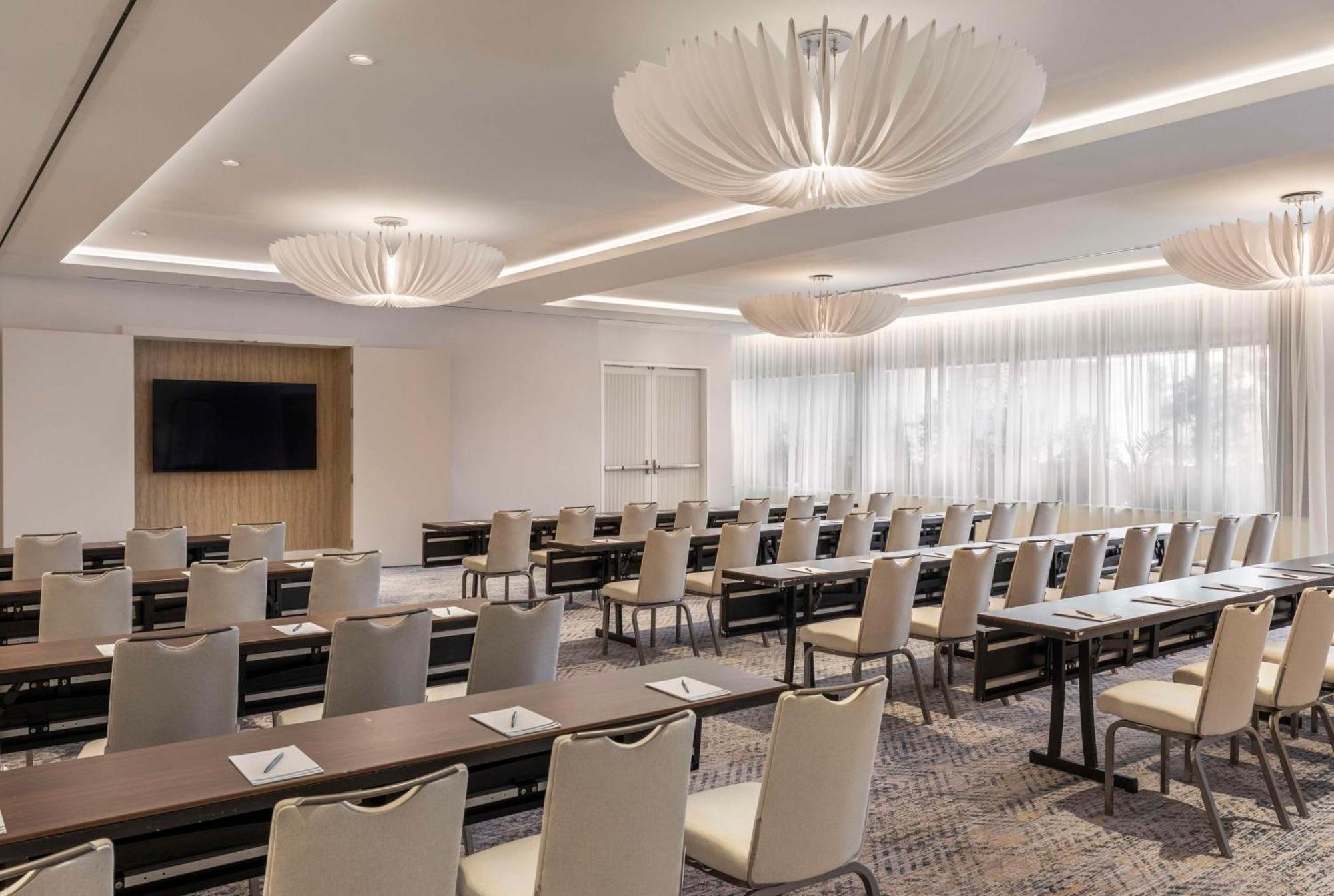 The Singer Oceanfront Resort, Curio Collection By Hilton Riviera Beach Exterior foto
